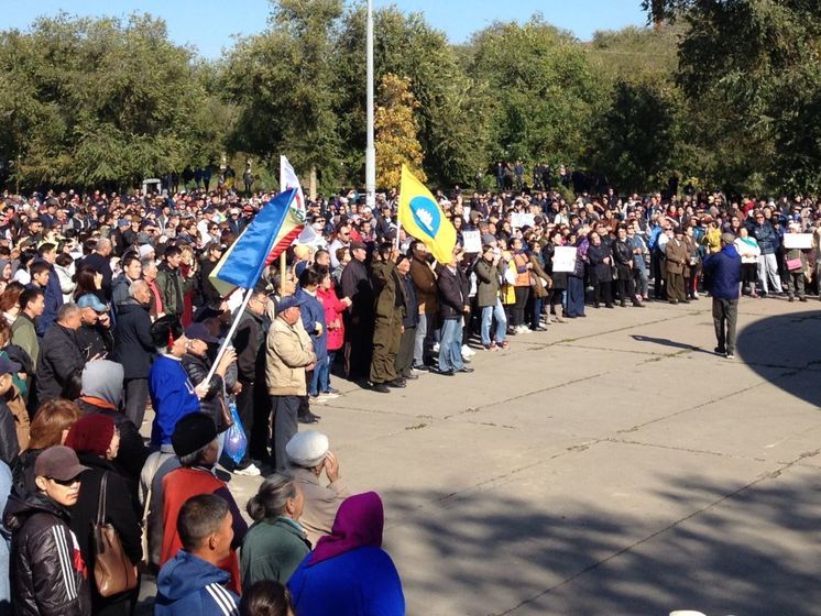 ﻿У російській Елісті відбувся багатотисячний мітинг проти призначення мером ексватажка "ДНР"
