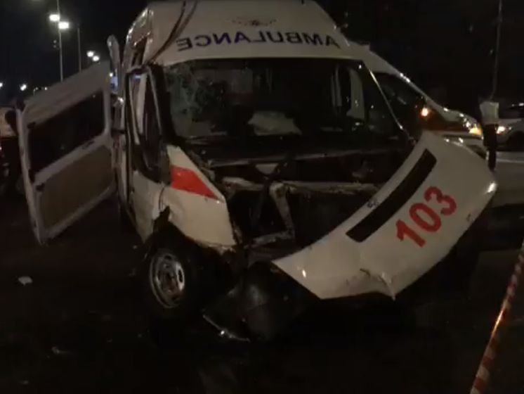 ﻿У Києві зіткнулися "швидка" і легковий автомобіль, є загиблі