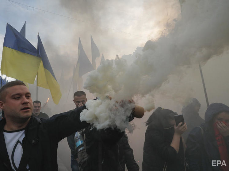 ﻿У Києві під час акції "Ні капітуляції!" кинули димові шашки. Відео