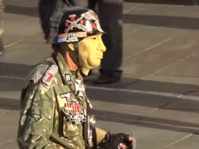 ﻿У марші УПА взяла участь людина в масці Путіна. Відео