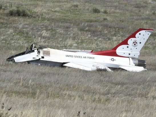В США на выпускном академии ВВС США в присутствии Обамы упал самолет