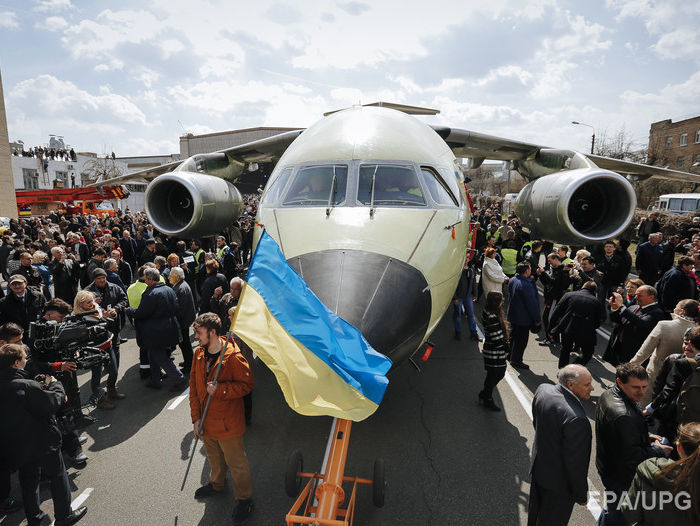 На авиавыставке в Берлине украинский военно-транспортный Ан-178 показал элементы высшего пилотажа при плохой погоде. Видео