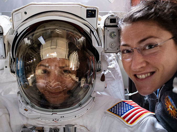 ﻿Уперше в історії у відкритий космос вийшов суто жіночий екіпаж МКС