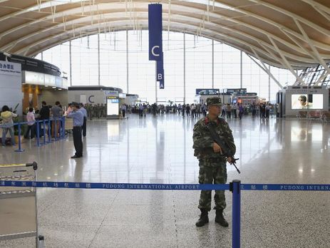 Организатор взрыва в аэропорту Шанхая ранил себя ножом в шею