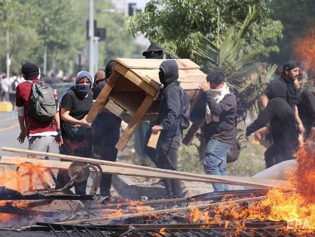 В столице Чили в ходе массовых протестов против подорожания проезда в метро погибли три человека
