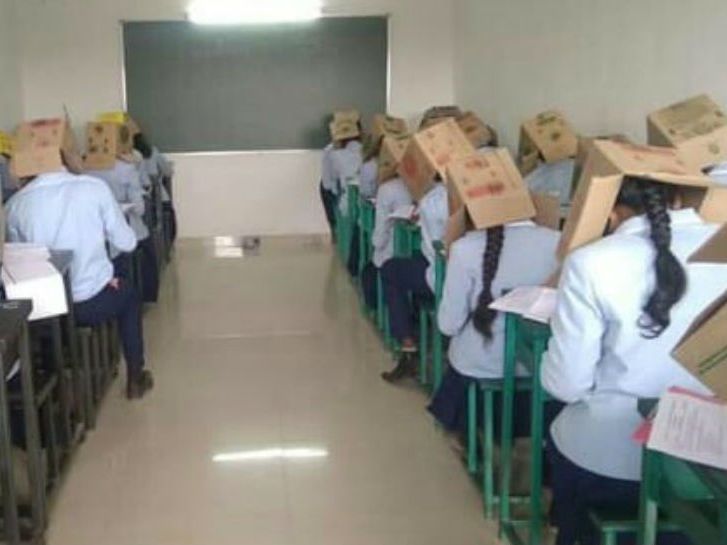 ﻿В Індії студенти коледжу складали письмовий іспит із картонними коробками на головах