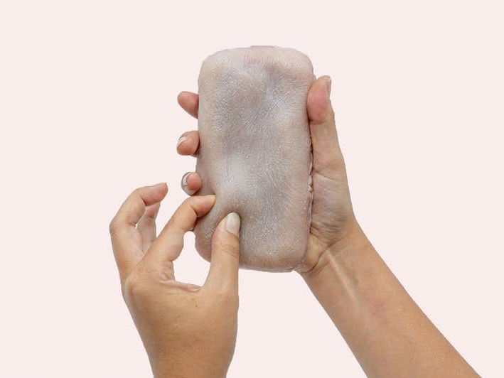 Французские инженеры создали чехол из "человеческой кожи". С его помощью можно управлять смартфоном щипками и поглаживаниями