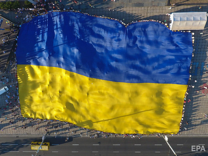 Самыми актуальными угрозами украинцы считают массовый выезд за границу, экономический упадок и обнищание – опрос