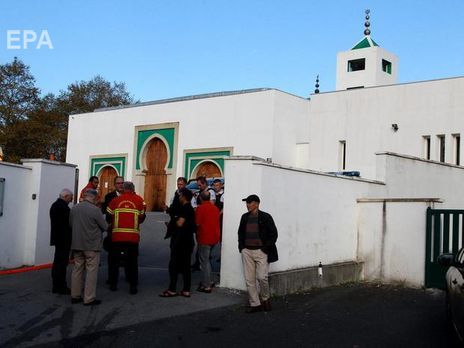 Во Франции 84-летний мужчина открыл стрельбу возле мечети, есть раненые