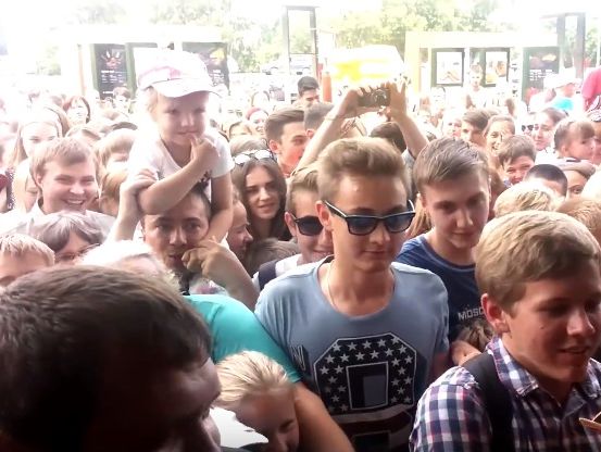 Жители российского Барнаула устроили давку, пытаясь прорваться в открывшийся McDonald’s. Видео