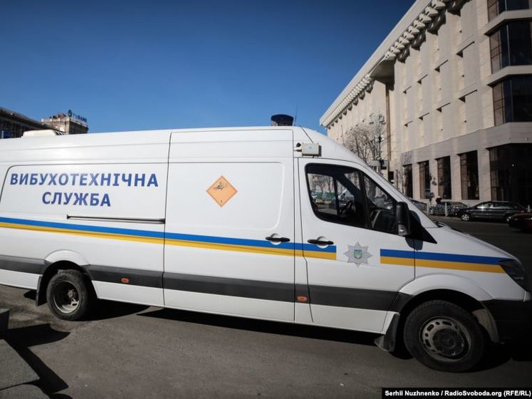 В Киеве закрыли станции метро "Крещатик" и "Театральная" из-за сообщения о минировании