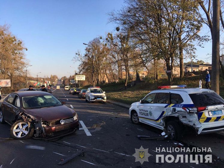 В Ровно пьяный водитель протаранил патрульное авто, трех человек госпитализировали