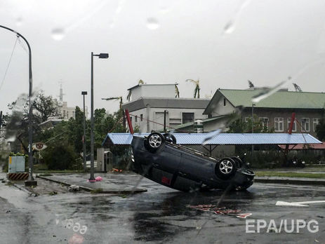 Мощный тайфун привел к гибели трех человек на Тайване