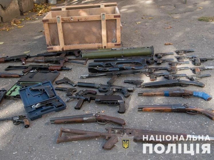 Украинцы за месяц добровольно сдали в полицию 7,7 тыс. единиц оружия и 489 гранат