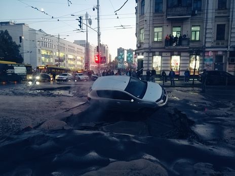 ﻿У центрі Києва прорвало трубу з гарячою водою. Автомобіль упав в утворену яму