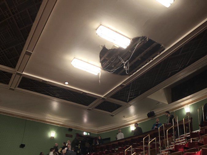 ﻿У лондонському театрі Пікаділлі під час вистави впала частина стелі