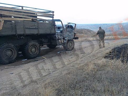 ﻿На Донбасі бойовики обстріляли машину з українськими військовими, поранено чотирьох бійців – ЗМІ