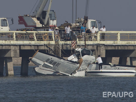 В Китае самолет врезался в мост, пять человек погибли