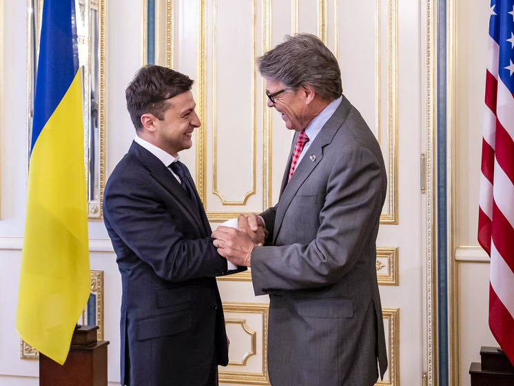 После встречи Перри с Зеленским бизнесмены из США выиграли право на добычу газа в Украине. Главное из расследования AP