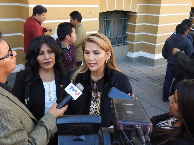 Второй вице-спикер Палаты сенаторов Боливии объявила себя временным президентом страны