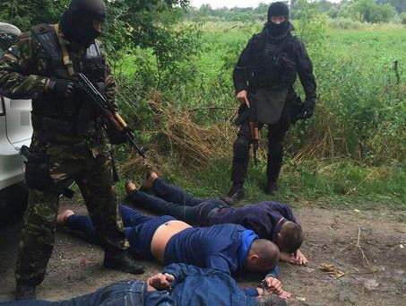 СБУ арестовала членов группировки, грабившей нелегальных копателей янтаря