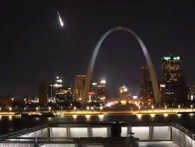 В США в небе над городом взорвался метеорит