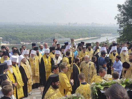 Крестный ход УПЦ МП пришел на Владимирскую горку в Киеве, проводится молебен. Фоторепортаж