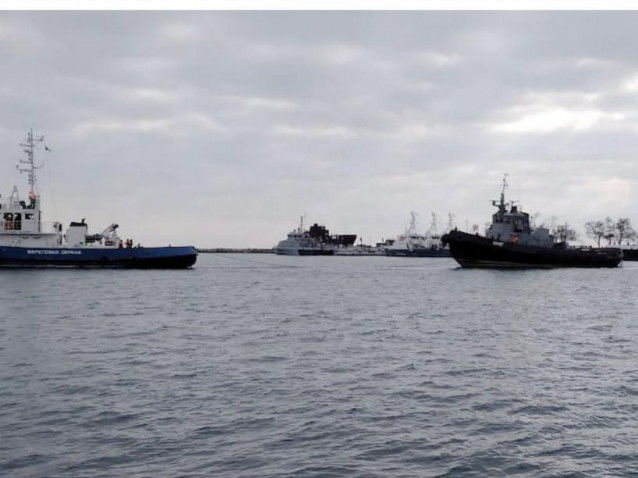 ﻿Українські буксири, що прямують за захопленими РФ катерами, супроводжують російські кораблі – Бутусов