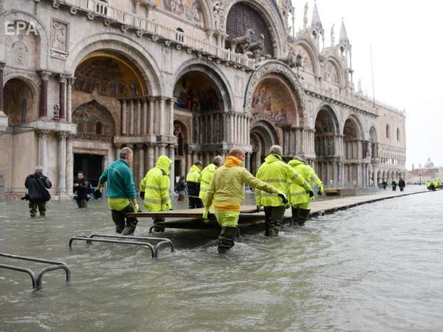 В Венеции вода начала отступать после очередного пика наводнения