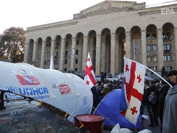 В Грузии протестующие начали возводить баррикады под парламентом