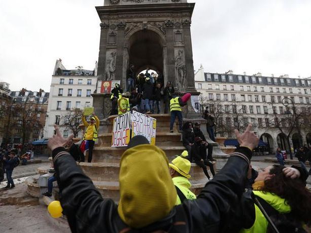 Во Франции задержали 254 участника акций протеста "желтых жилетов"