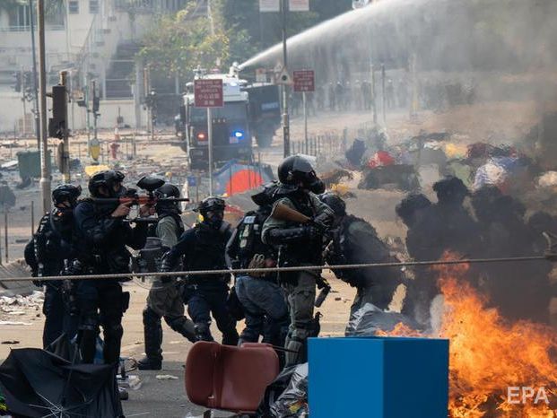 ﻿У Гонконзі поліція пригрозила застосувати бойові патрони проти студентів