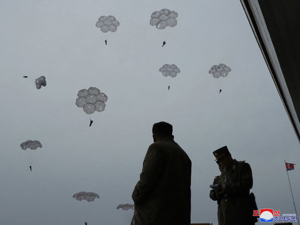 В КНДР прошли незапланированные учения ВВС под руководством Ким Чен Ына