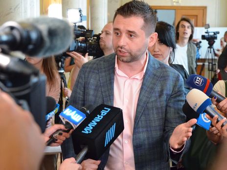 Арахамия заявил, что Иванисову нужно приостановить членство в партии и фракции