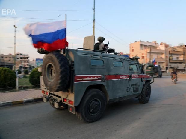 В Сирии местные жители забросали российский бронеавтомобиль камнями и "коктейлями Молотова"