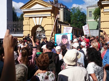 Родственники находящихся в плену бойцов намерены оставаться под АП, пока к ним не выйдет Порошенко