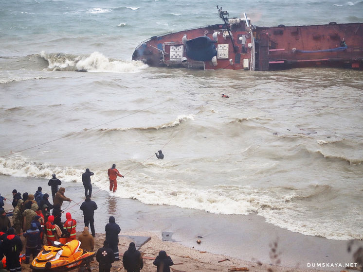 Экипаж танкера, который сел на мель у берегов Одессы, эвакуировали