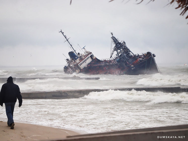 ﻿Вміст нафтопродуктів у воді на місці аварії танкера в Одесі перевищено у 53 рази – екоінспекція