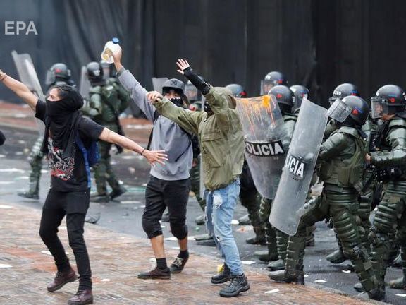 В Колумбии полиция применила слезоточивый газ против участников антиправительственной демонстрации