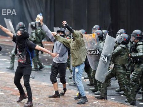 В Колумбии полиция применила слезоточивый газ против участников антиправительственной демонстрации