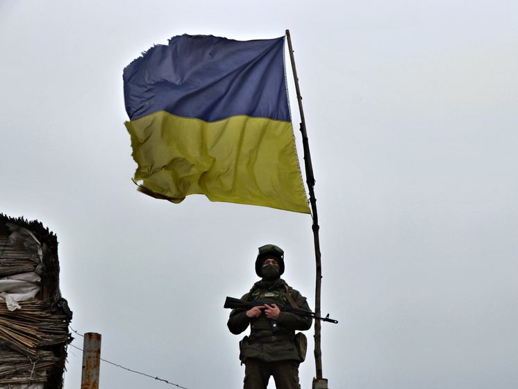 ﻿На Донбасі поранено українського військового, ще один загинув у ДТП