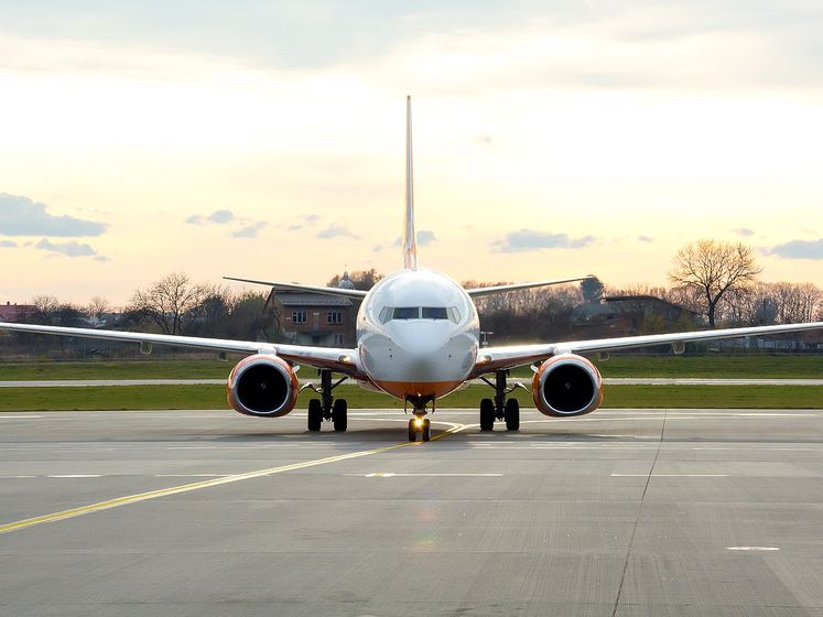 ﻿В аеропорту Львова літак викотився за межі злітно-посадкової смуги, пасажирів евакуювали