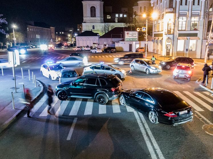В Днепре водитель Lexus повредил около 10 автомобилей, пытаясь скрыться от СБУ