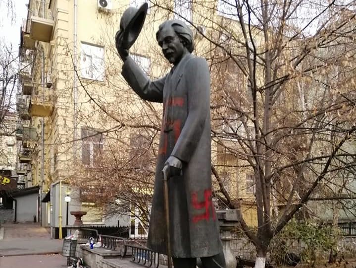 Полиция квалифицировала как хулиганство осквернение памятника Шолом-Алейхему в Киеве