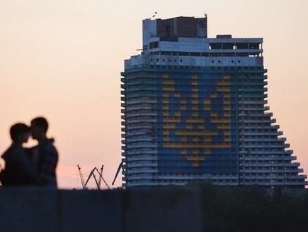 Власти Днепра решили взорвать недостроенный отель, на котором изображен самый большой герб Украины