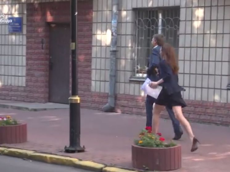 Прокурор ГПУ убежал от журналистки, которая гонялась за ним на высоких каблуках. Видео