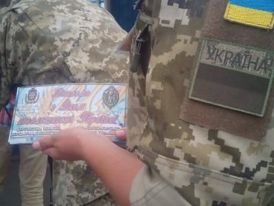 На админгранице с Крымом пограничники поздравляют проезжающих с Днем Независимости Украины