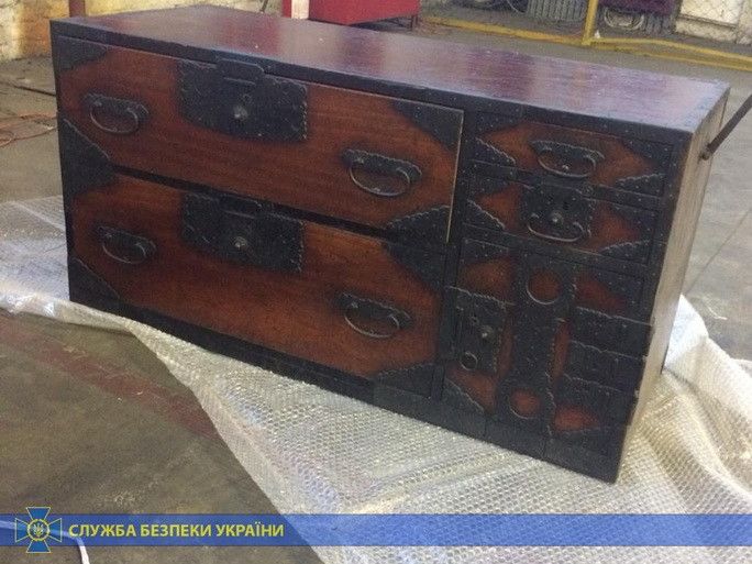 На Киевской таможне обнаружили контрабанду старинного оружия и мебели из Японии стоимостью $300 тыс.