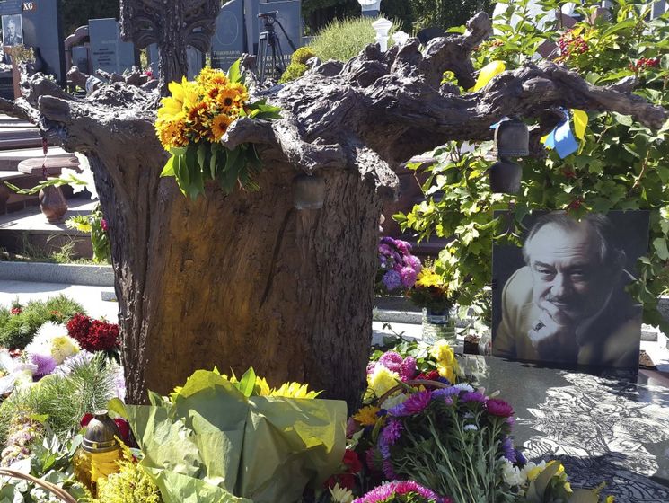 В Киеве на Байковом кладбище открыли памятник Богдану Ступке
