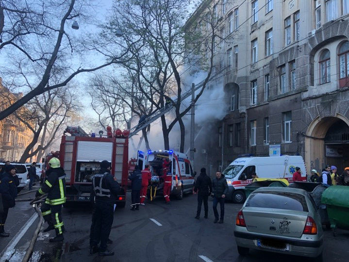 В Одессе горит здание колледжа, есть пострадавшие